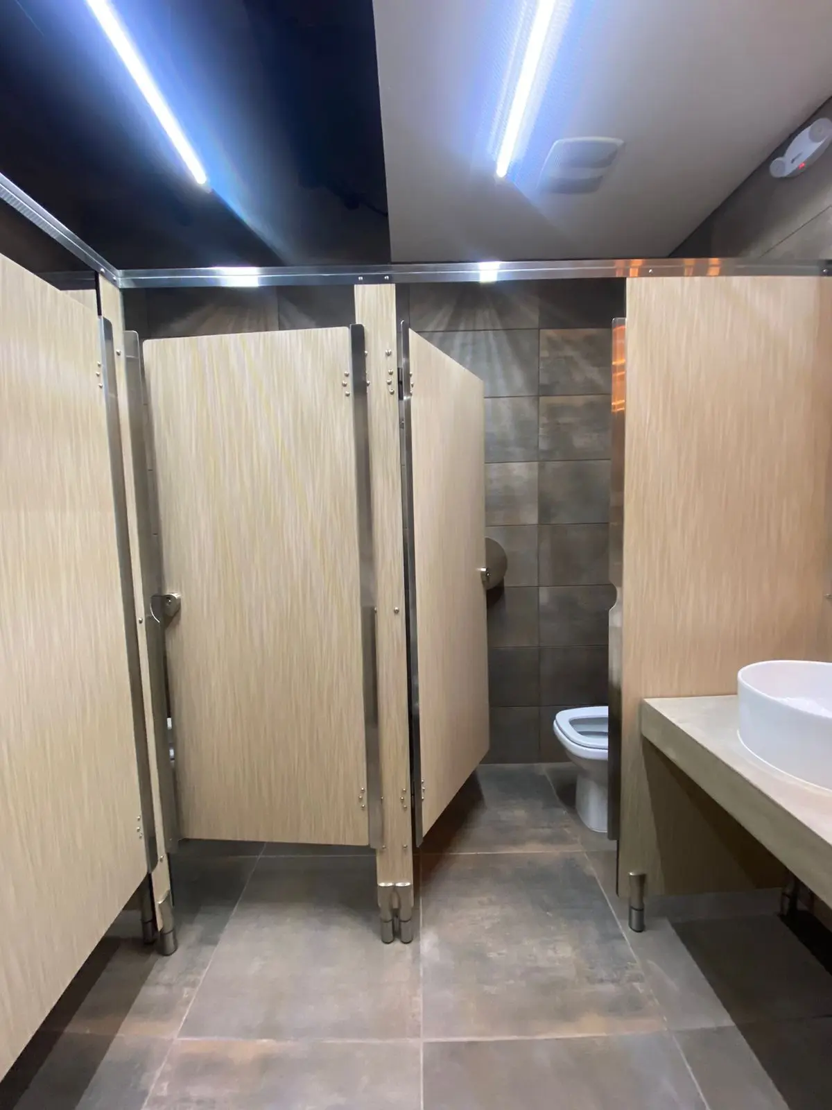 Edificio Unicentro — mamparas para baños